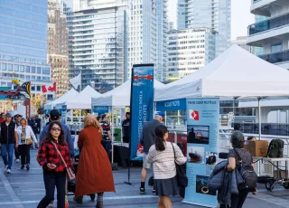 Personnes marchant sur Canada Place lors d'un événement