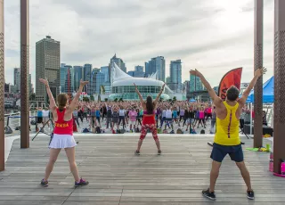 Personnes faisant de la Zumba à Canada Place